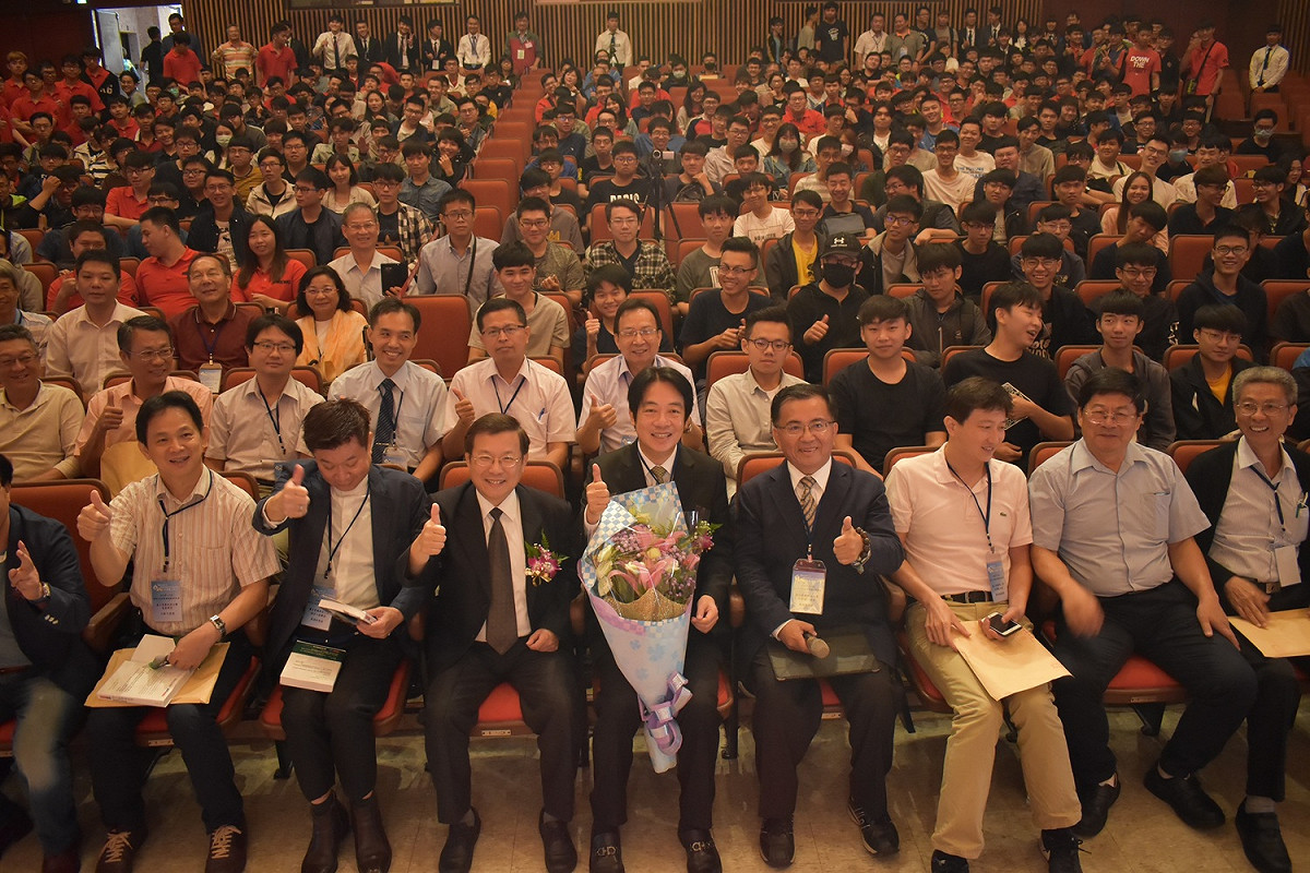前行政院長賴清德今（24）天受邀參加國立高雄科技大學微電子系舉辦的「微電子技術發展與應用研討會」。 圖：賴清德辦公室提供