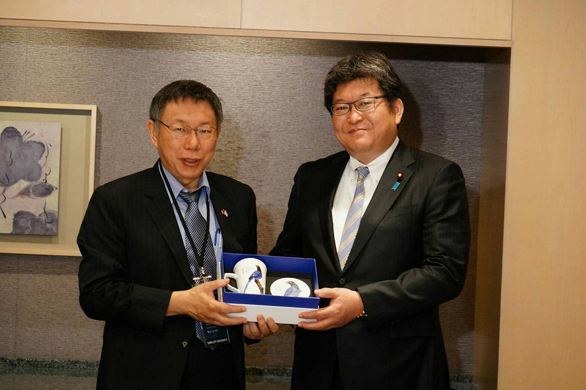 台北市長柯文哲（左）訪日，今與日本自民黨副幹事長、眾議員荻生田光一（右）進行早餐會。 圖：台北市政府 / 提供