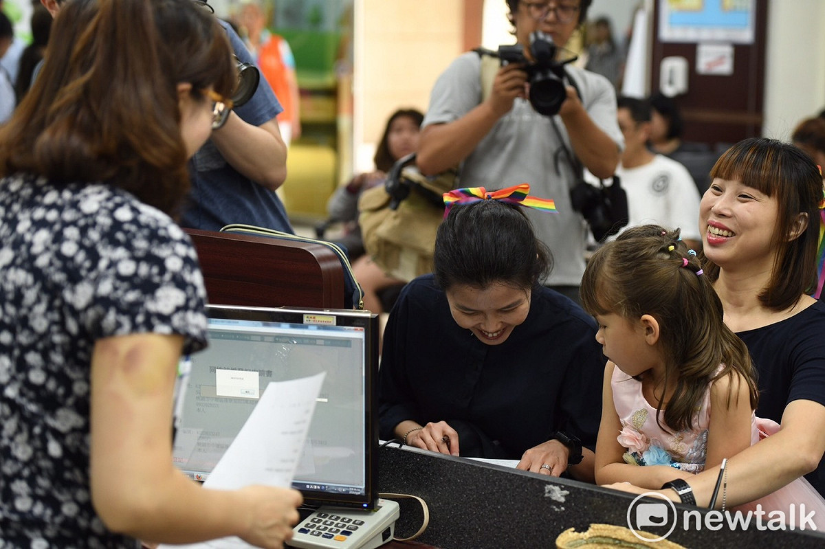 同性伴侶吳少喬、邱明玓帶著６歲女兒苗苗到戶政事務所完成結婚登記。 圖：林昀真／攝