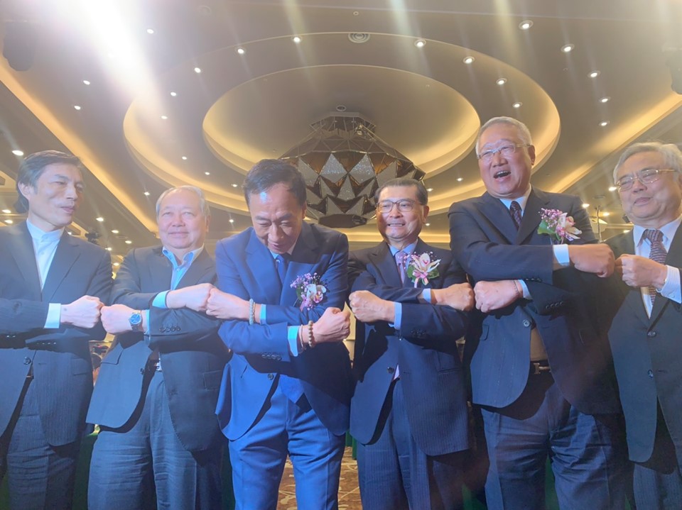 鴻海董事長郭台銘（左三）今日前往電電公會，提出組台灣經濟發展國家隊。 圖：擷取自郭台銘臉書