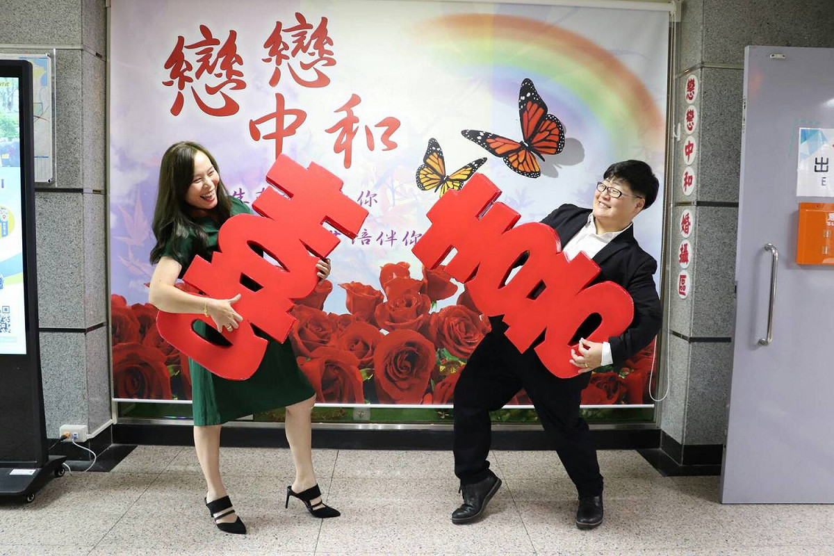 女性伴侶新人李小姐和吳小姐在524同婚合法登記首日到中和戶政所登記結婚，完成對彼此愛的諾言。 圖：新北市政府民政局／提供