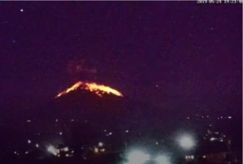 阿貢火山（Mount Agung）昨晚再度爆發。 圖/翻攝自Youtube