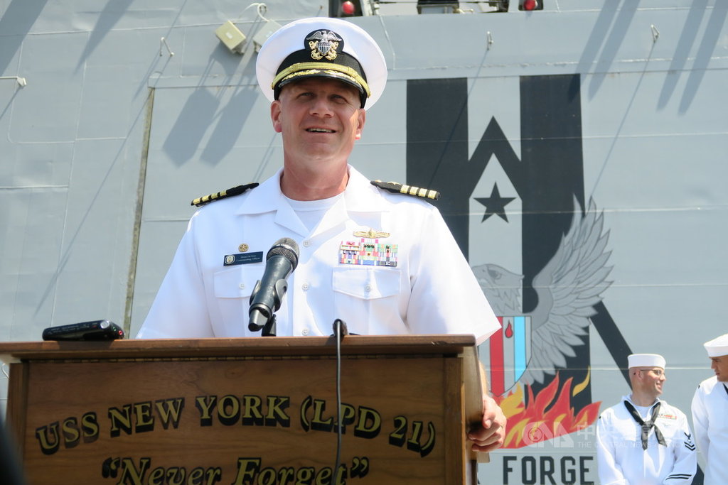 美國海軍紐約號兩棲船塢運輸艦長迪沃爾指出，紐約號和美軍與其他國家合作，確保商務船隻在海域安全暢行無阻，以前沿部署實現目標。 圖/中央社