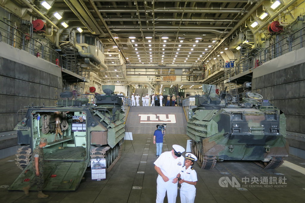 美國海軍紐約號兩棲船塢運輸艦塢艙空間寬廣，艦上人員發揮創意，在斜坡漆上職業美式足球聯盟NFL紐約巨人隊徽。 圖/中央社