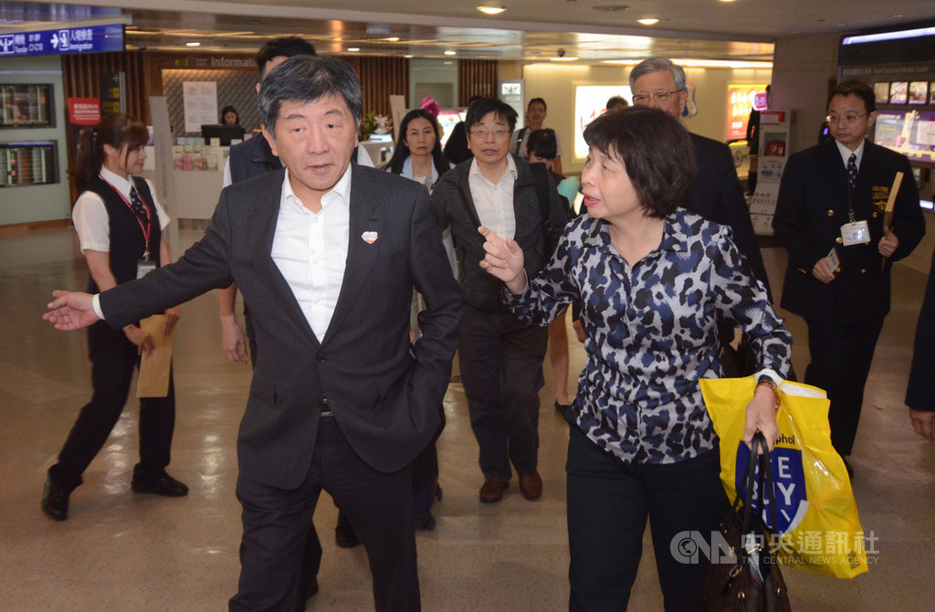 衛福部長陳時中（前左）25日清晨從歐洲返台，強調在外交部、僑委會努力下，台灣在世界衛生大會期間的全球聲量有更大提升，未來會繼續研擬對策，看明年如何對台灣最好。 圖/中央社