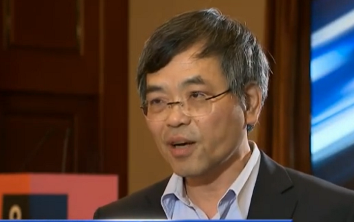 聯想集團CFO黃偉明接受媒體訪問，透露聯想集團可能將生產線移出中國。 圖：翻攝自Youtube