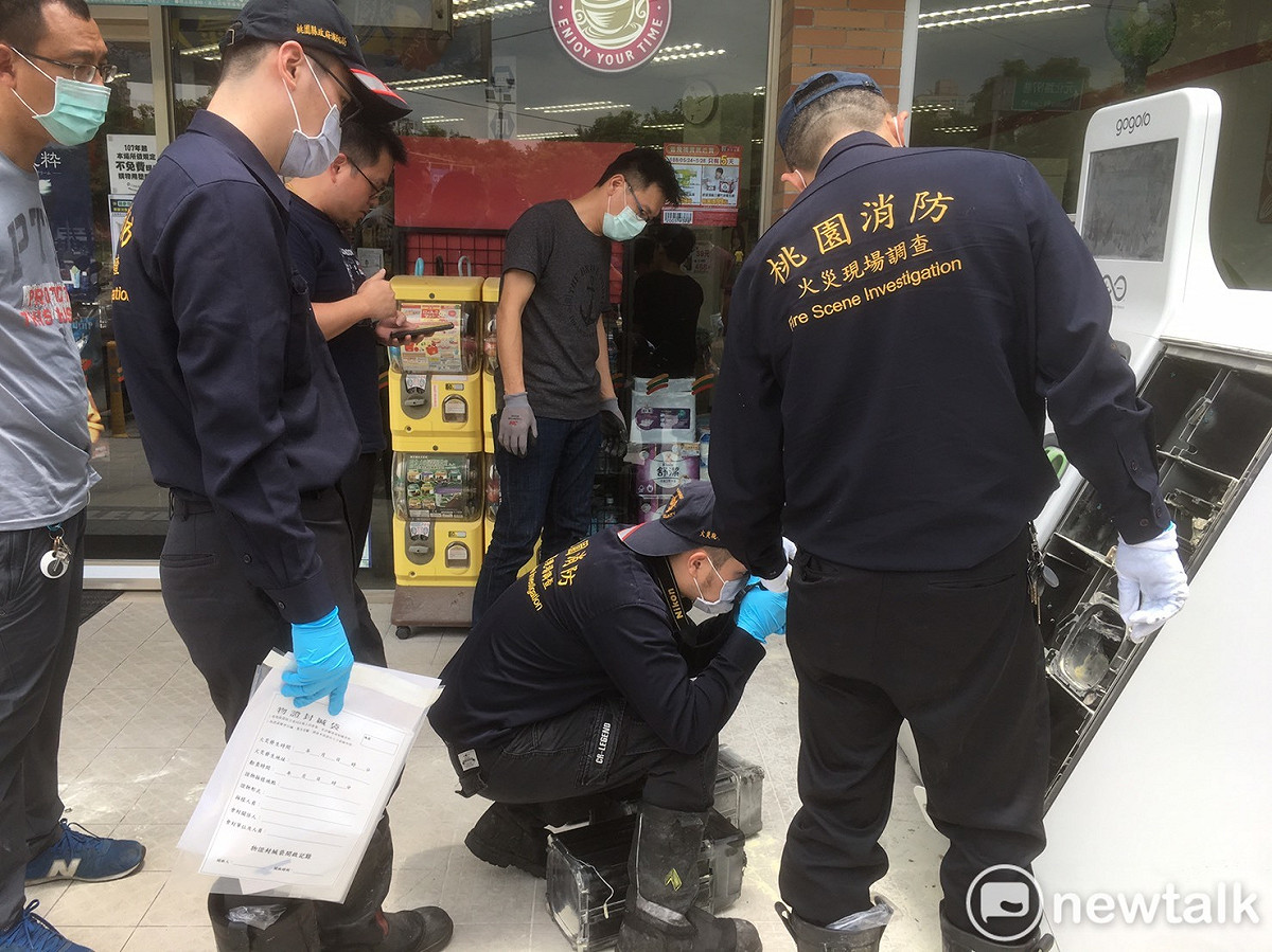 桃市消防局調查科人員上午勘驗電池交換站火災現場，其中8座電池充電座已明顯毀損。 圖：林昀真／攝