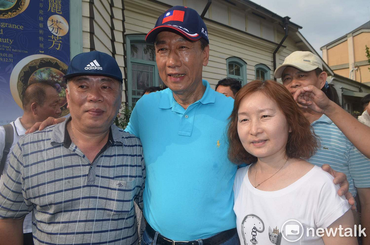 民眾爭相與郭台銘合影。 圖：蔡坤龍/攝