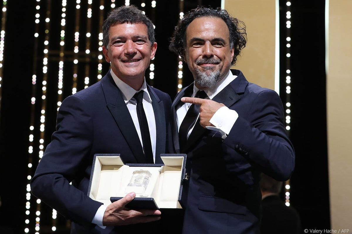 西班牙男星安東尼奧班德拉斯（Antonio Banderas）因主演導演好友阿莫多瓦（Pedro Almodovar）執導的新片「痛苦與榮耀」（Pain &amp; Glory），今天在坎城影展獲最佳男主角獎。 圖/坎城影展臉書粉絲頁