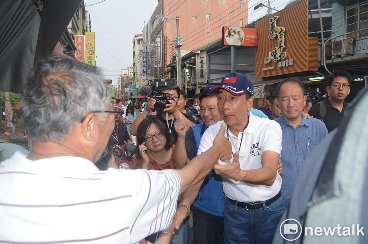 國民黨內總統初選參選人郭台銘今日在嘉義市趴趴走，在被問及總統蔡英文認為她提高了台灣的國際能見度一事，嗤笑表示「我覺得是當成今天聽到的笑話聽聽就好」。 圖：蔡坤龍/攝