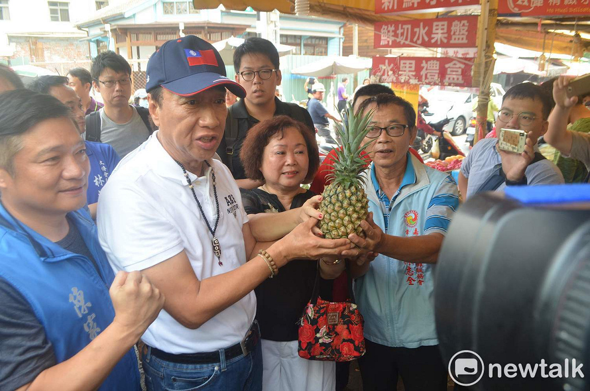 郭台銘全力投入總統大選國民黨黨內初選，不但全台趴趴走，接受專訪時更承諾當選後薪水只要領1元。 圖：蔡坤龍/攝（新頭殼資料照）