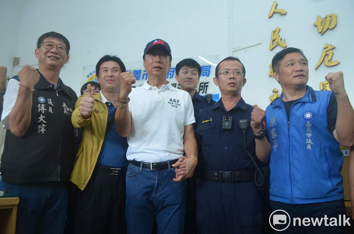 警察子弟的郭台銘今天拜會南門派出所，允諾當選總統後，一定會照顧警察。 圖：蔡坤龍/攝