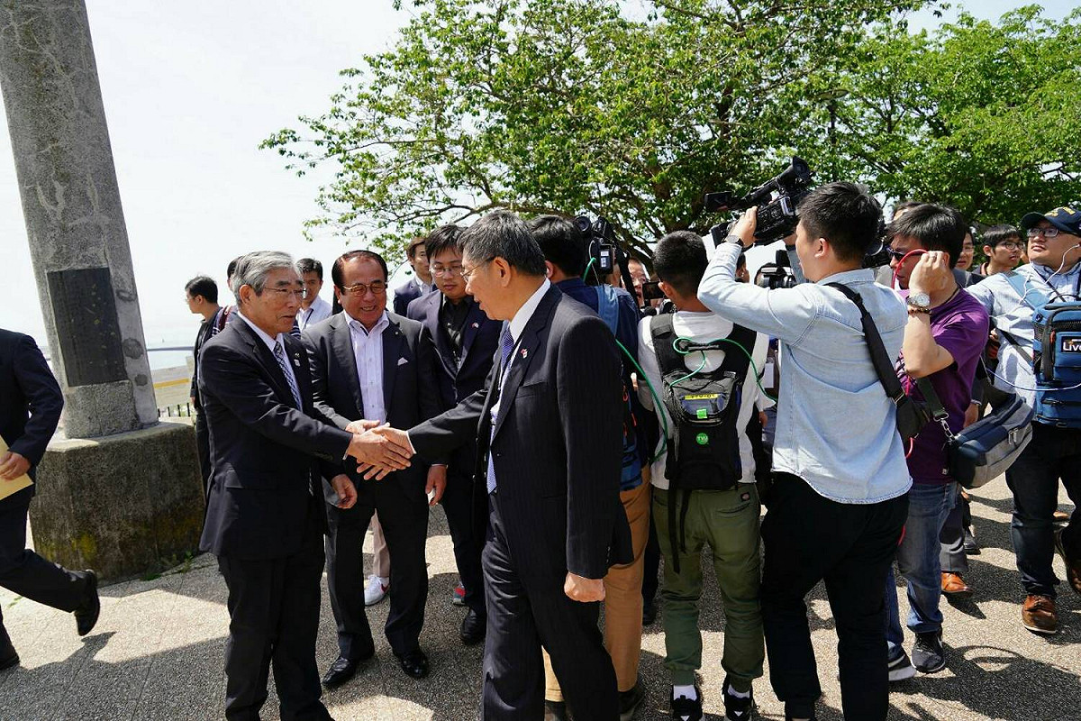 台北市長柯文哲率團參訪日和山公園。 圖：台北市政府 / 提供