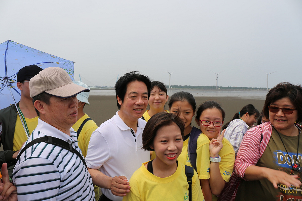 前行政院長賴清德今日前往台中高美濕地、審計新村參觀。 圖：賴清德辦公室 / 提供