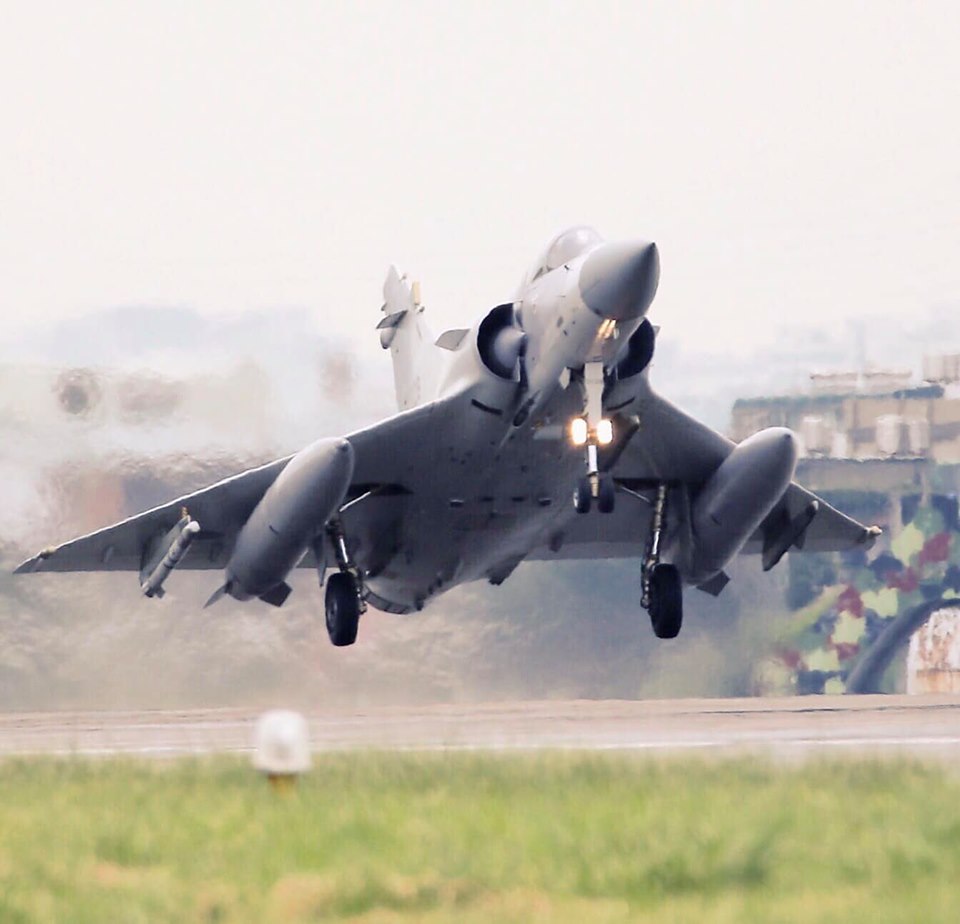 國軍「漢光35號」演習，27日演練「戰力保存」，模擬空軍西部各機場遭到中國導彈襲擊，戰機緊急轉場、疏散到東部的佳山及志航基地保存戰力。 圖：軍聞社提供