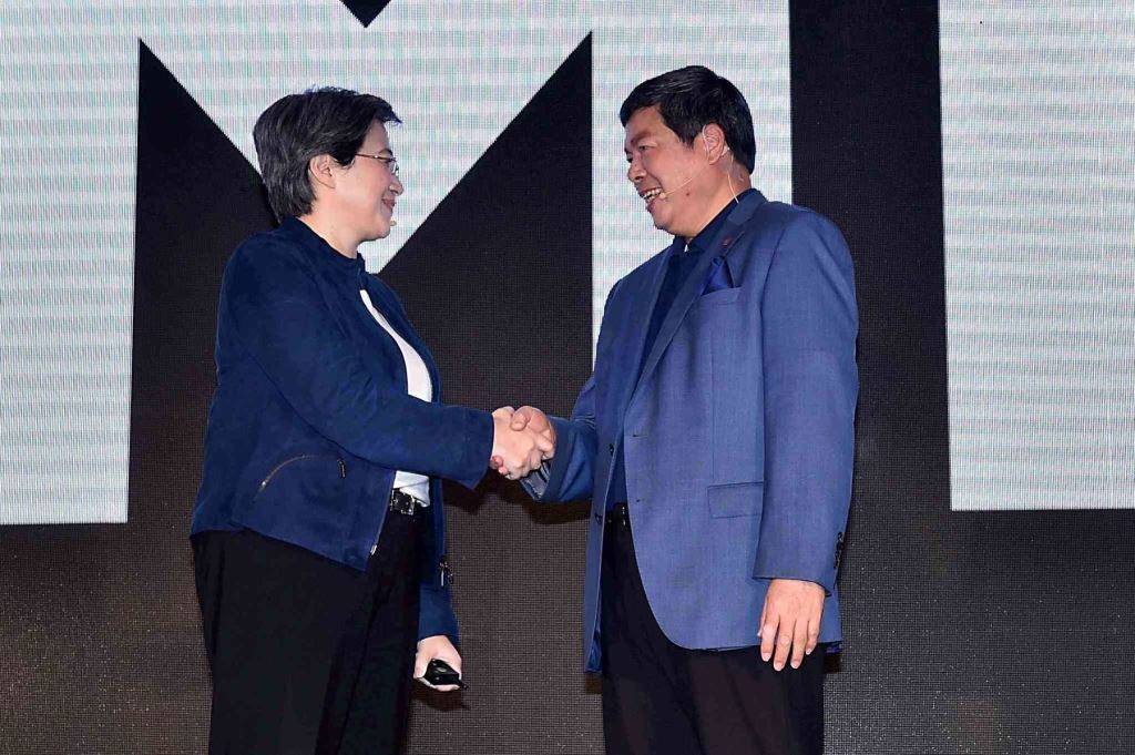 中華民國對外貿易發展協會與AMD美商超微半導體公司首度合作舉辦CEO Keynote。左起為AMD美商超微半導體公司總裁暨執行長蘇姿丰、右為中華民國對外貿易發展協會秘書長葉明水。 圖：主辦單位提供