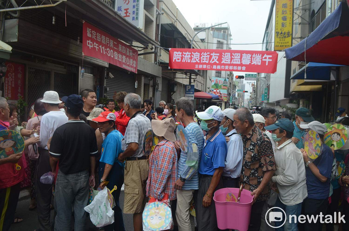 嘉義市愛鄉慈善會今天發送肉粽和香包給街友。 圖：蔡坤龍/攝