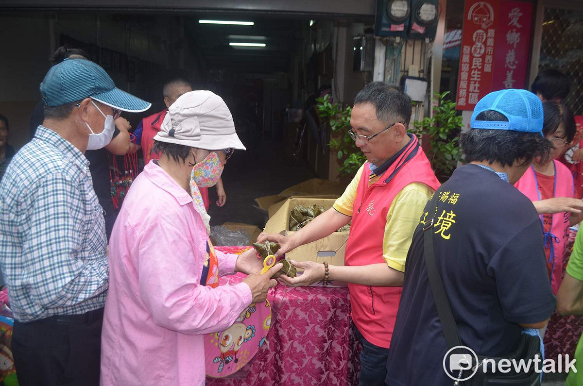 嘉義市愛鄉慈善會今天提前舉辦端午節活動，由理事長陳盈坤發送肉粽給街友。 圖：蔡坤龍/攝