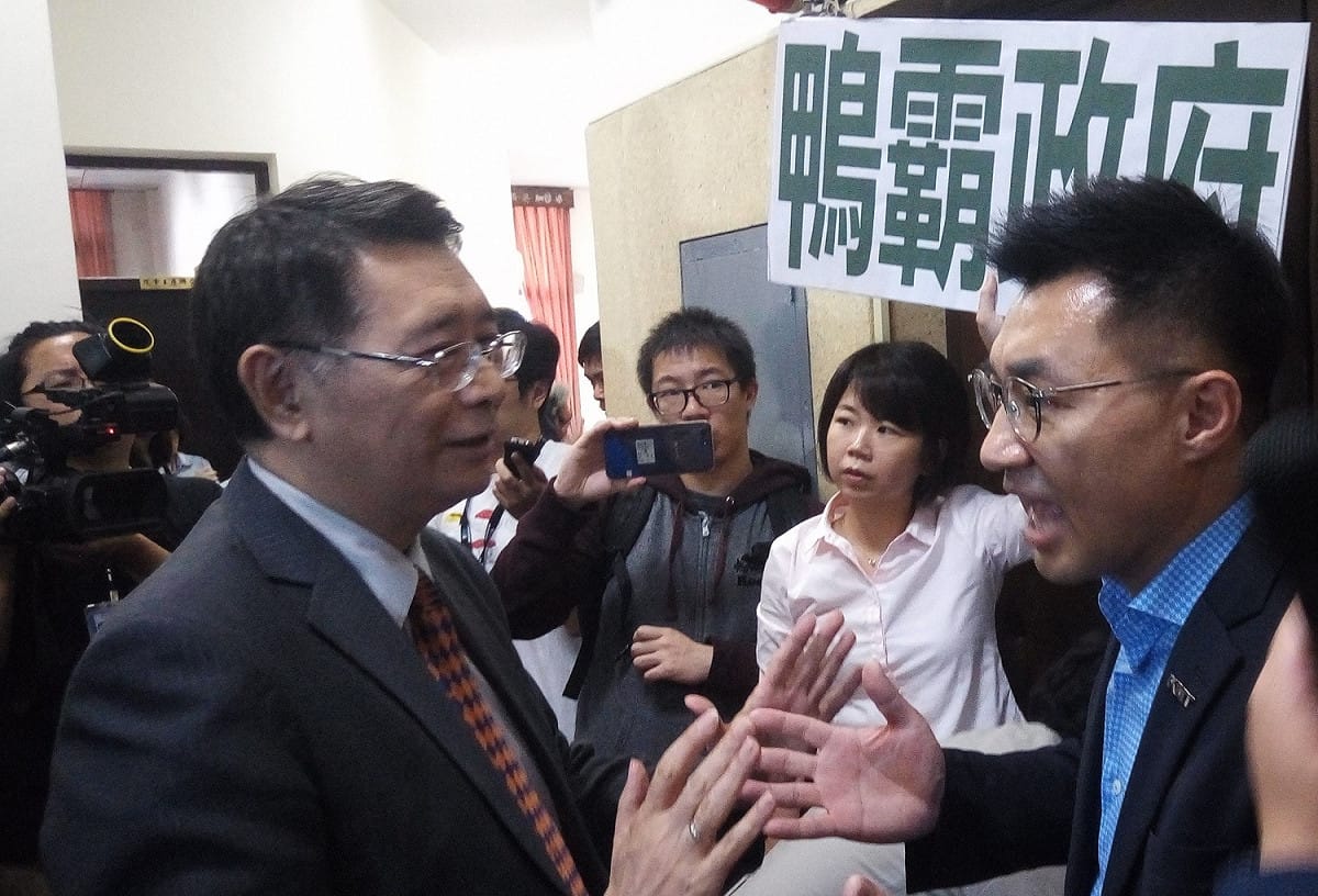 國民黨立院總召江啟臣（圖右）與立法院秘書長林志嘉（圖左）爭論。 圖：黃建豪／攝