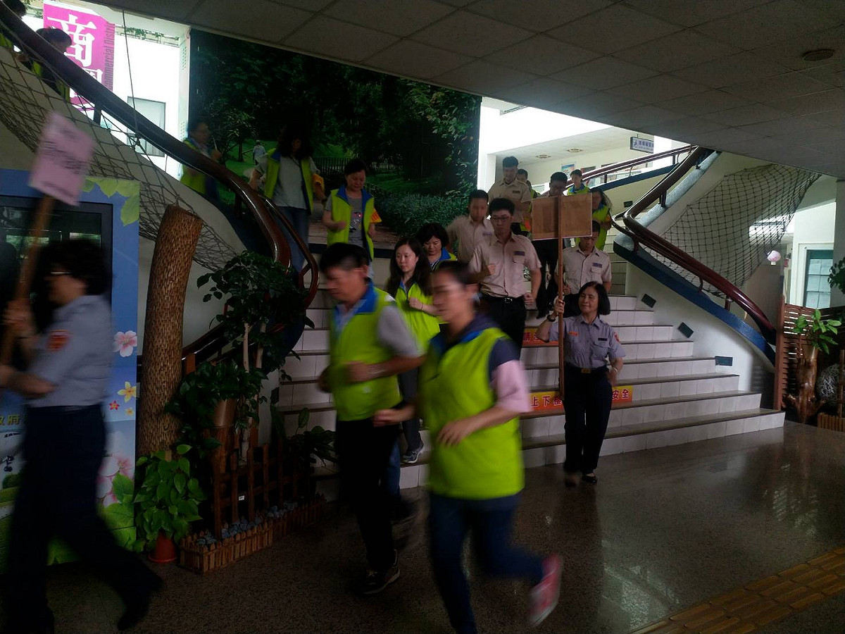 防空警報聲響，中壢區公所工作人員引導民眾疏散。 圖：中壢警分局／提供