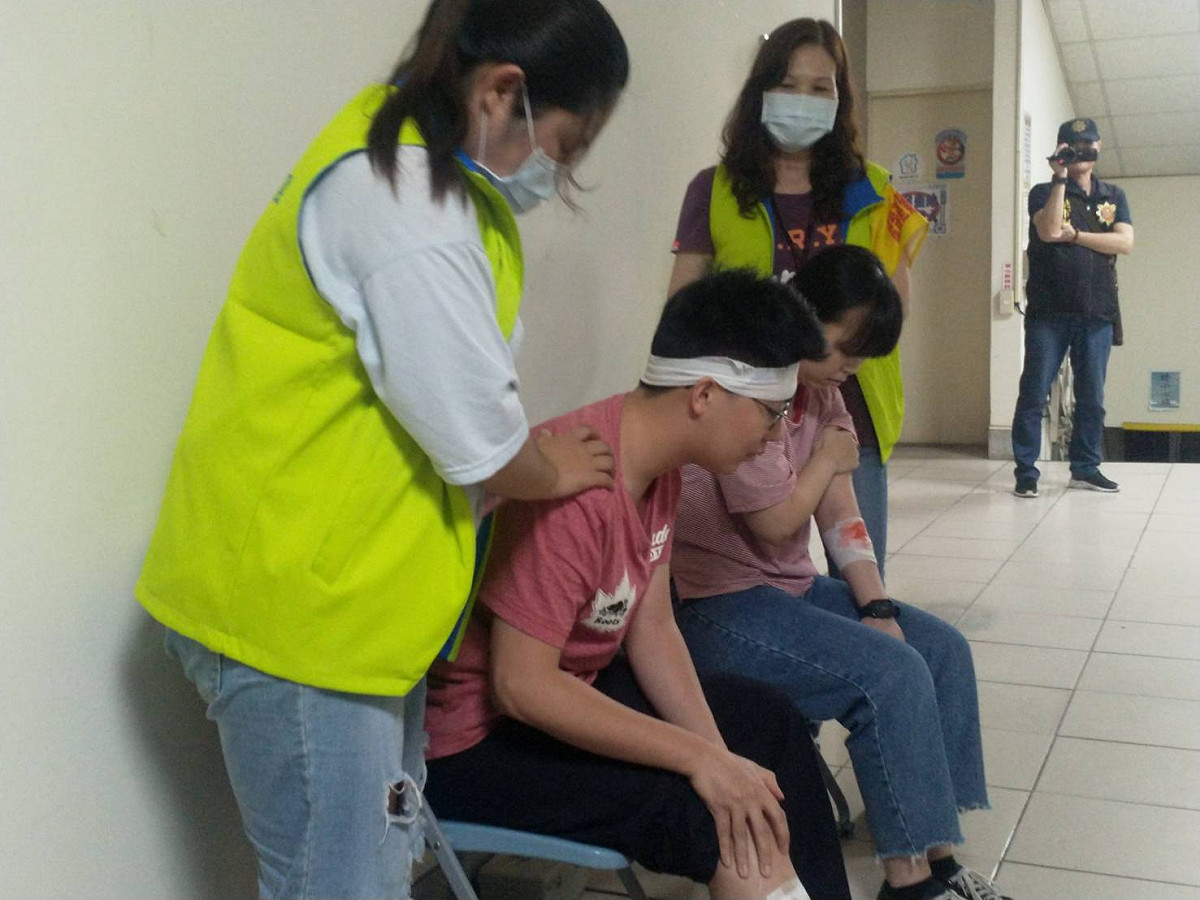 公所人員為因恐慌推擠致跌倒受傷之民眾進行簡易包紮。  圖：中壢警分局／提供