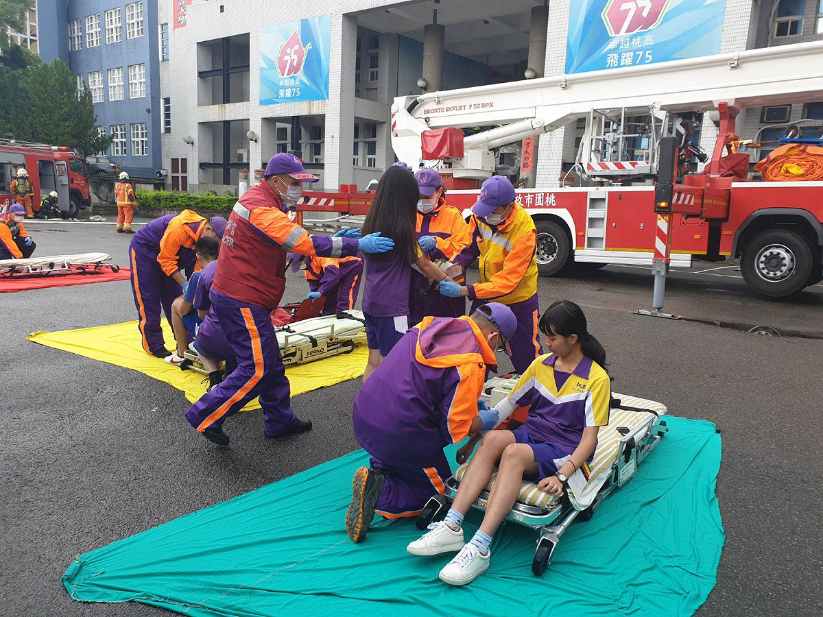 桃園市警消人員安排學生疏散避難、為傷患救護及災防實兵演練。 圖：桃園警分局／提供
