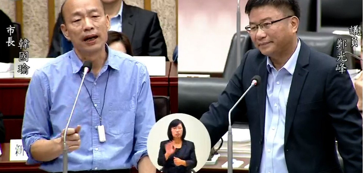 民進黨議員鄭光峰今日在議會質詢高雄市長韓國瑜。 圖：翻攝自高雄市議會臉書。