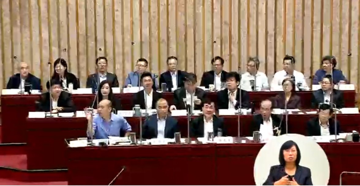 鄭光峰在議會總質詢時公開詢問在場的市府官員，贊成韓國瑜選總統的請舉手？現場一片尷尬，韓國瑜揮手叫大家別表態。 圖：翻攝自高雄市議會臉書。