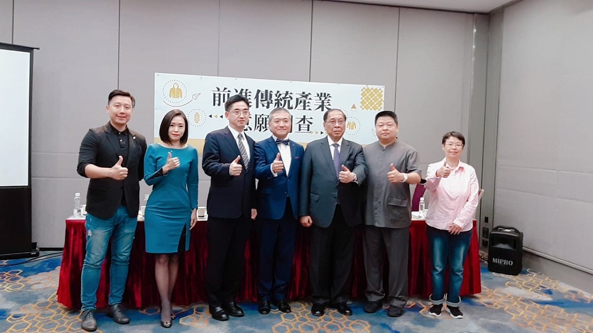 根據1111人力銀行調查顯示，在不考慮所學專業的前提下，有近7到9成的上班族，有意願或是已投身於傳統產業之中。 圖：1111人力銀行/提供