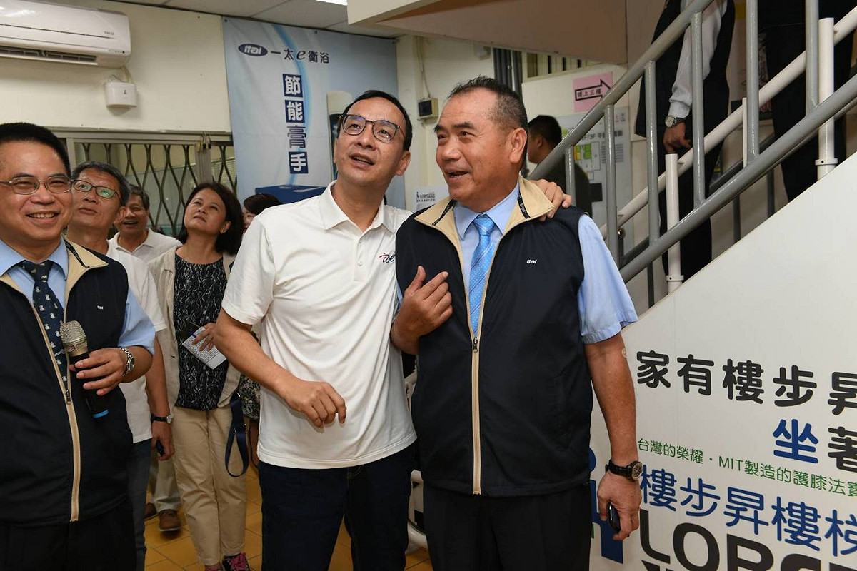 朱立倫27日參訪基隆工業區及觀光工廠，與業者溝通了解工業區目前所遇到的困境。 圖：朱立倫辦公室/提供
