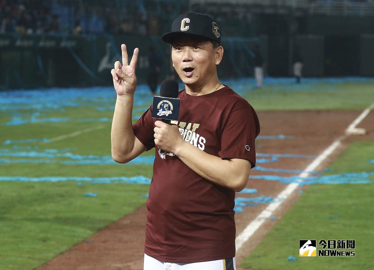 Lamigo桃猿奪下2018年總冠軍，總教練洪一中露出笑容。 圖／葉政勳攝