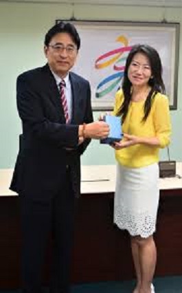 高雄市政府前秘書處長陳瓊華(右)。 圖 : 翻攝自 secret.kcg.gov.tw
