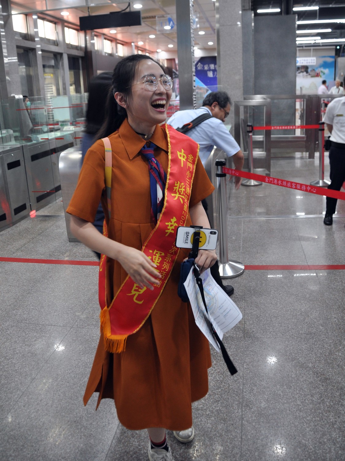 搭乘上午9點新武夷輪，來自廈門的楊露琦小姐，成為喜迎小三通2千萬旅客人次抽獎活動的第一位幸運兒。 圖／金門港務處提供