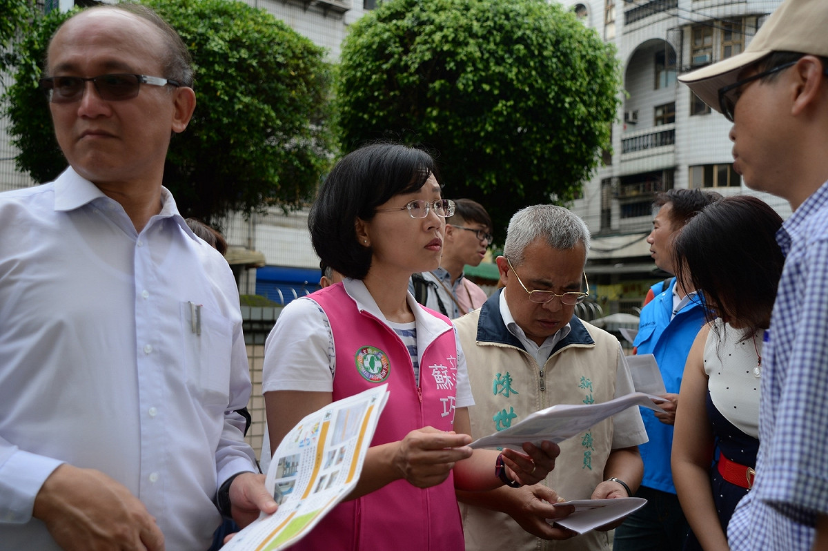 立委蘇巧慧（左二）、教育部次長林騰蛟（左一）及市議員陳世榮（左三）等人，一個下午會勘5所學校共7案，林騰蛟允諾補助3600 萬元。  圖：蘇巧慧辦公室提供