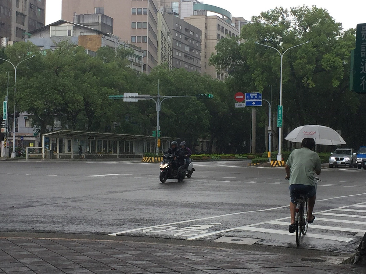 今（28）日鋒面將由北往南通過台灣，天氣不穩定，各地降雨機率高，民眾外出要記得攜帶雨具備用。 圖：閻芝霖/提供