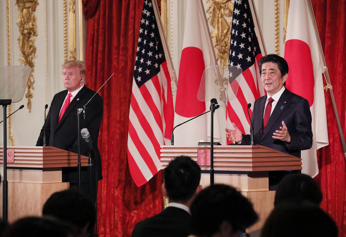就在美國總統川普（左）與日本首相安倍晉三進行雙邊會談時，日本宣布將限制外商投資電信業。 圖：翻攝自首相官邸推特