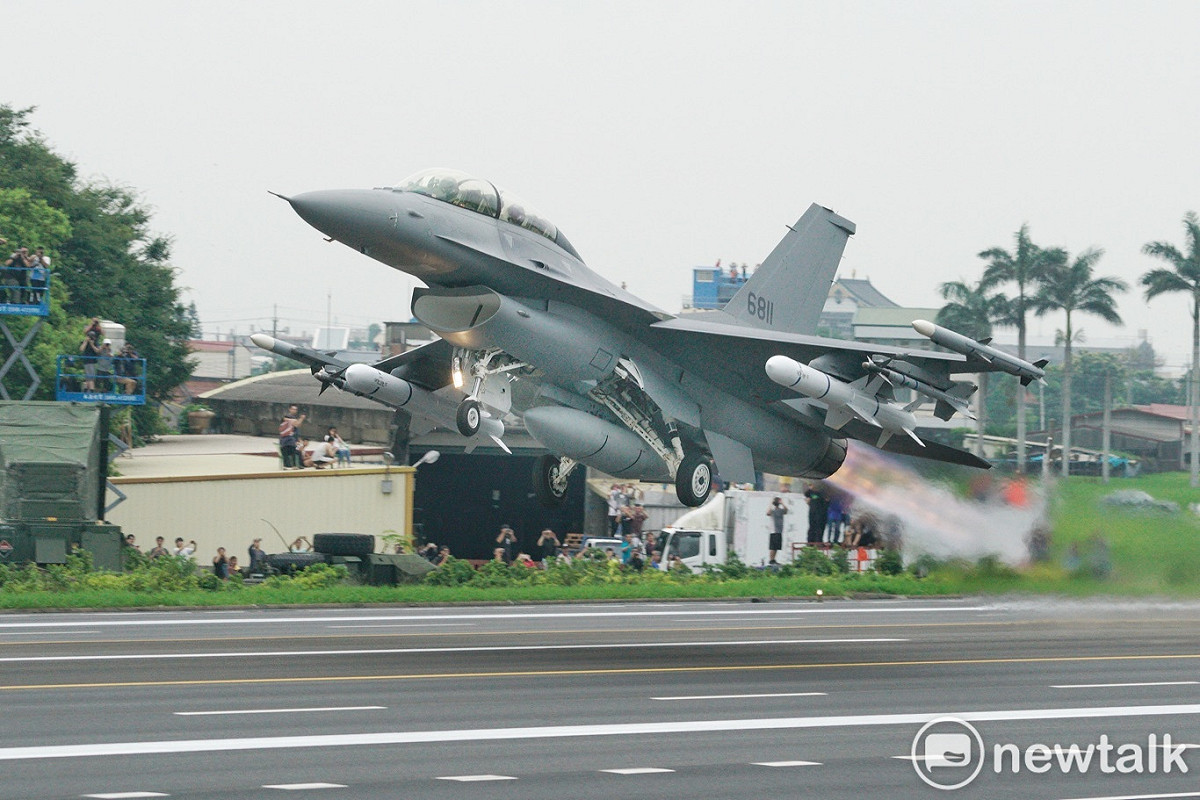 川普批准總價80億美元新型F-16C/D BLK70對台軍售案。圖為漢光演習，空軍F-16V戰機在國道一號彰化戰備道起飛升空。