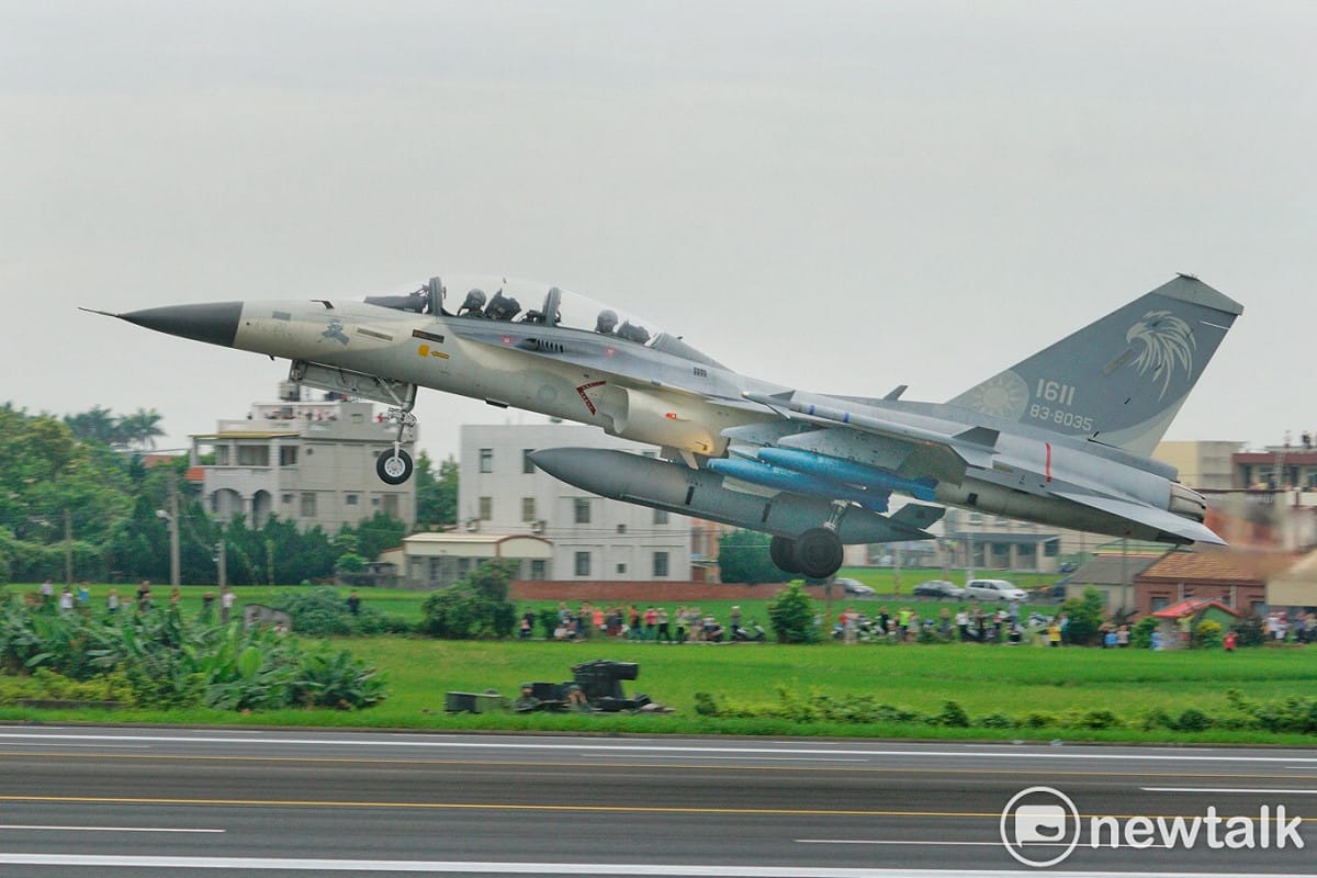 國軍戰機首度降落佳冬戰備道。圖為2019年演練戰機國道起降。國軍IDF經國號完成整補起飛升空。 圖：張良一/攝(資料照片)