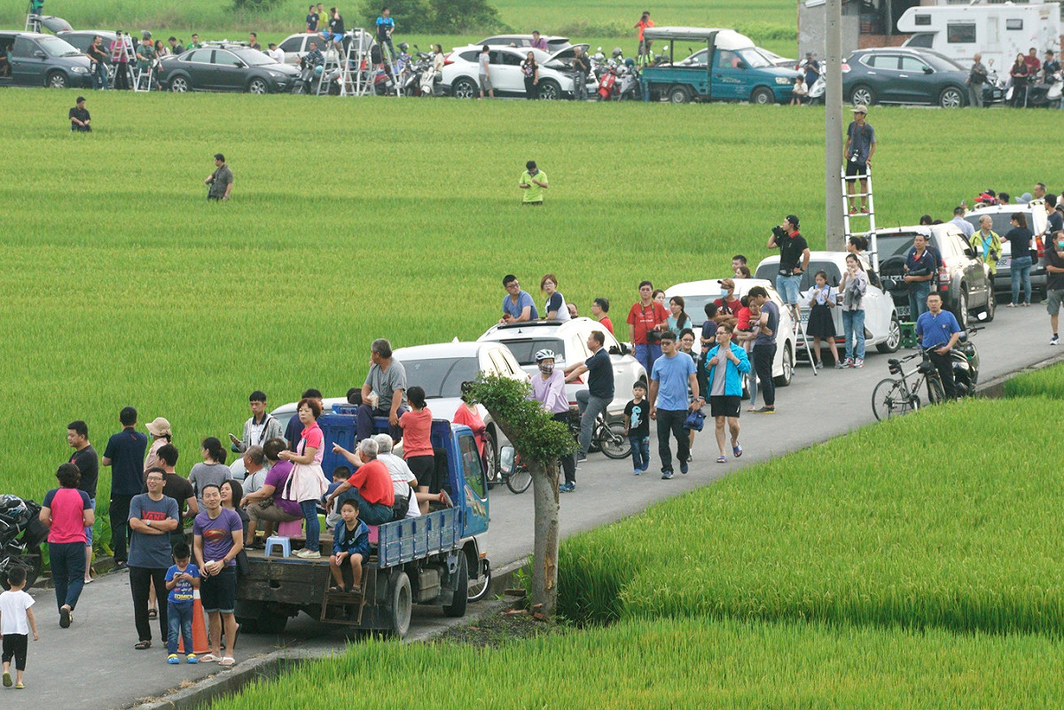產業道路上滿滿的人潮。 圖：張良一/攝