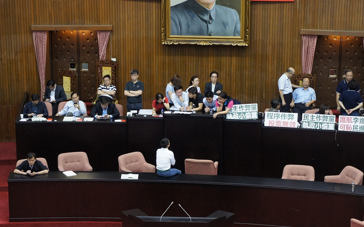 國民黨立院黨團占下主席台，民進黨立委只能在一旁等待。 圖：黃建豪/攝