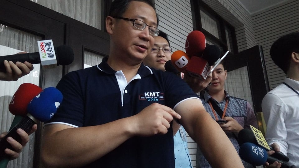 國民黨立委吳志揚說明受傷狀況。 圖：黃建豪/攝