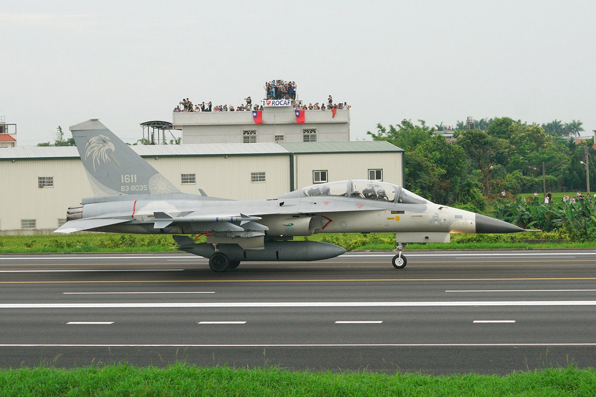 IDF戰機在彰化戰備道滑行。 圖：張良一/攝