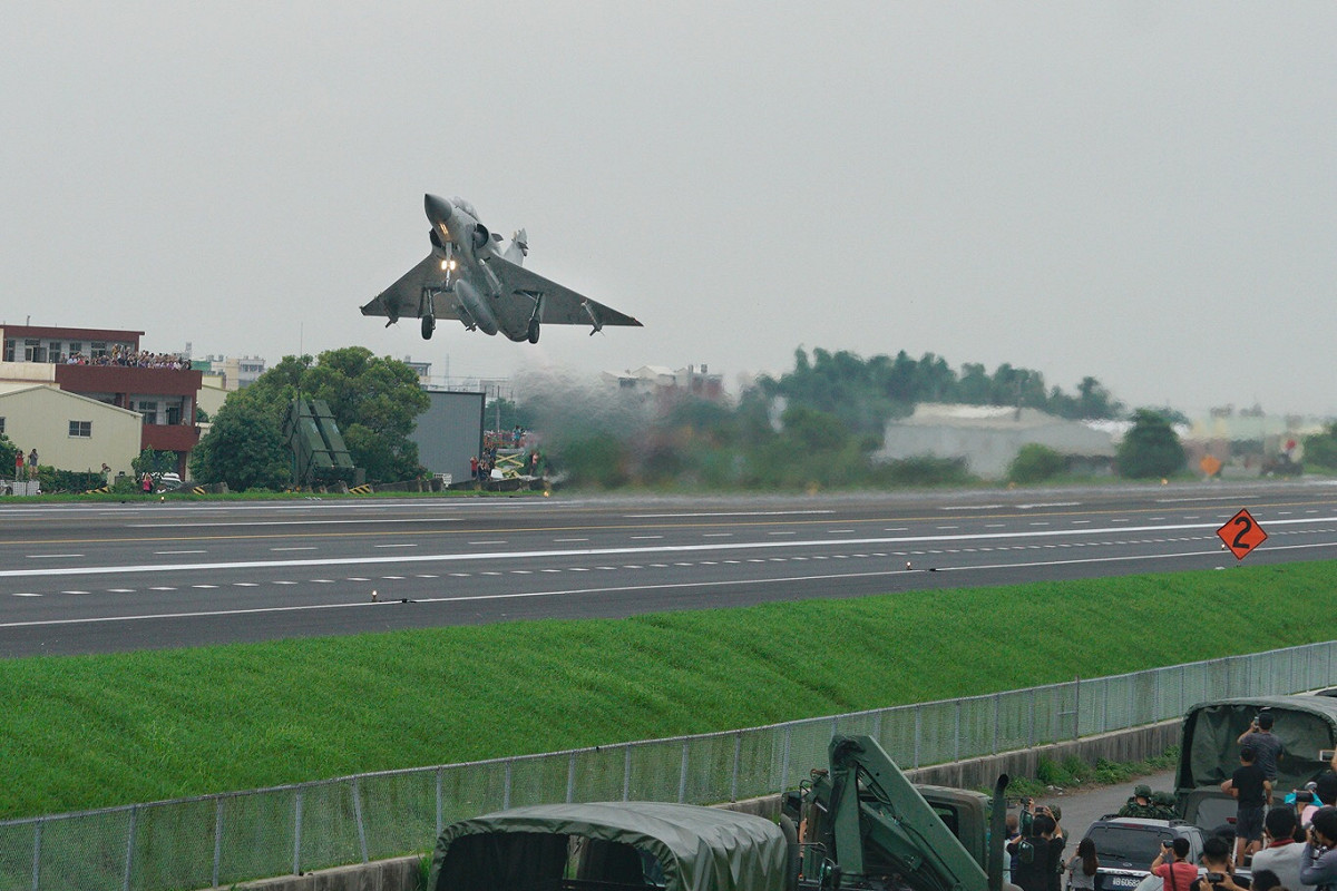 空軍一架幻象2000-5戰機14日上午在台東外海墜機，中校飛官黃重凱跳傘獲救。圖為2019年幻象2000-5在彰化戰備道起飛。 圖：張良一/攝(資料照)