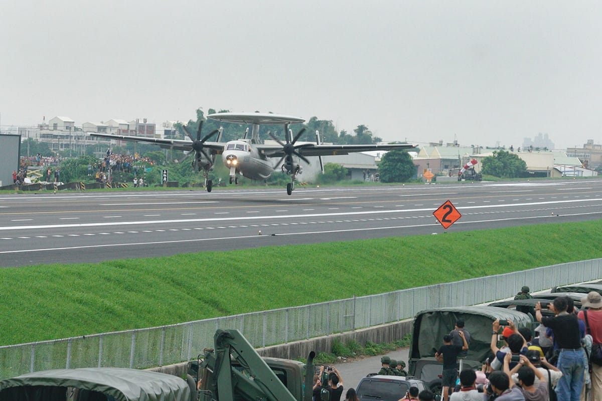 2019年5月28日，演練戰機國道起降。E-2K預警機在彰化戰備道起飛。 圖：張良一/攝(資料照片)