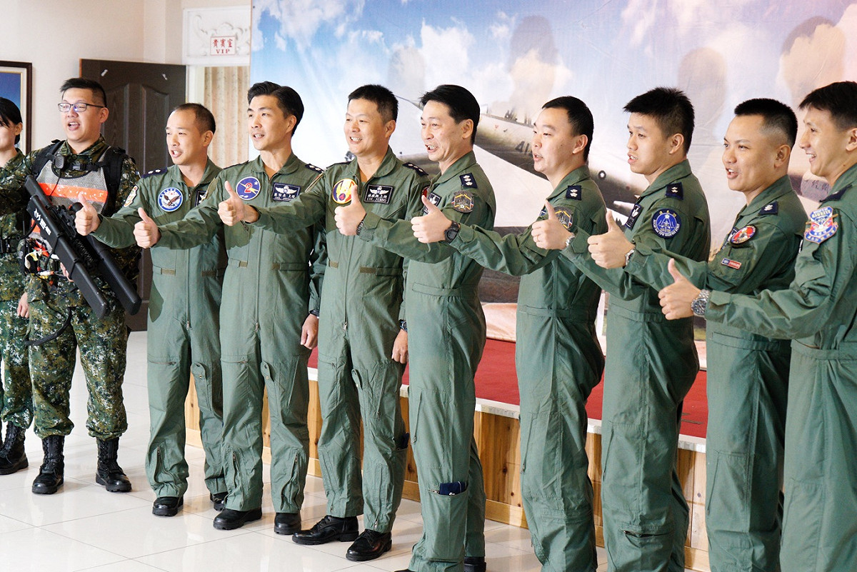 參與漢光35號演習彰化戰備道戰機起降演練的飛官和地勤人員在演練結束後合影。 圖：張良一/攝