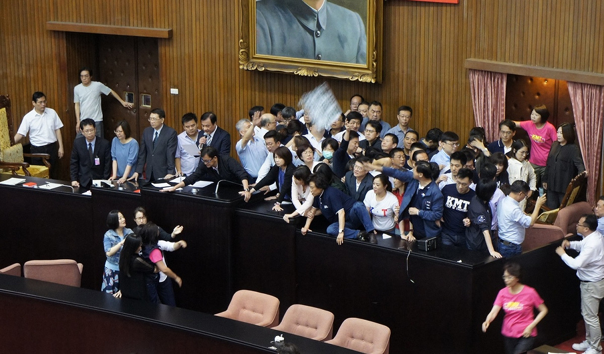 立法院長蘇嘉全趁民進黨立委驅離國民黨立委後，立刻進場主持投票案。 圖：記者黃建豪攝