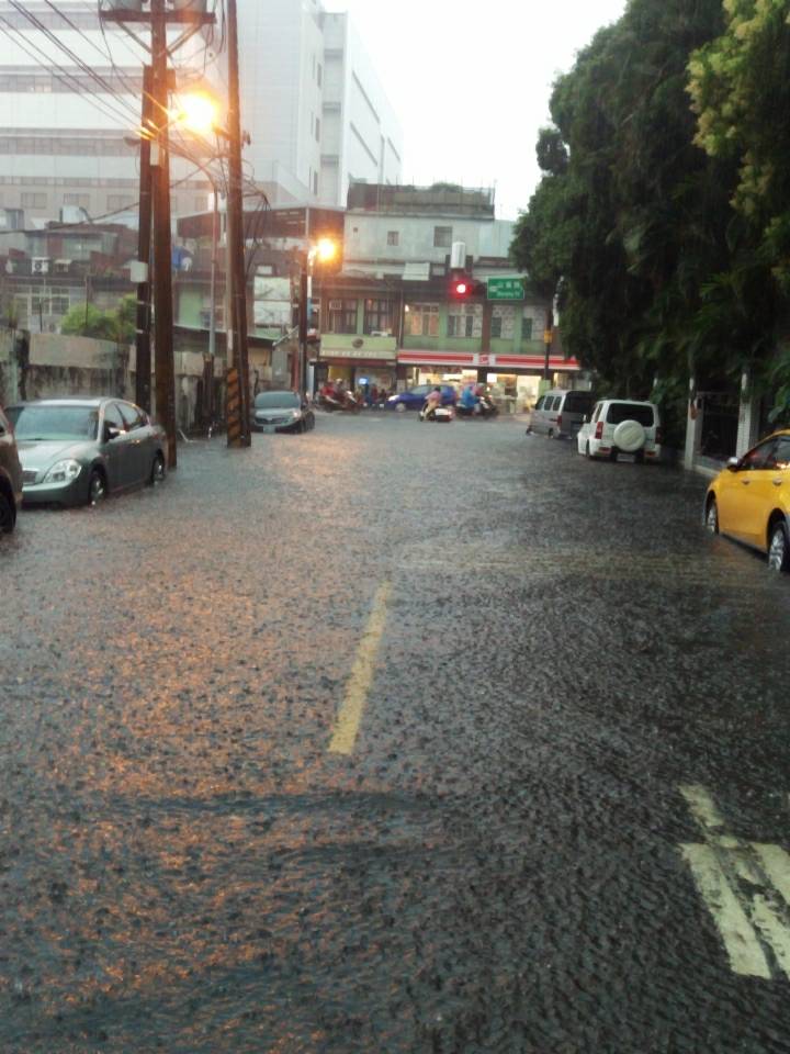 龜山區興業街每遇大雨，整條街就會淹水，附近民眾多次陳情要求改善排水仍舊無解。 圖：龜山分局/提供