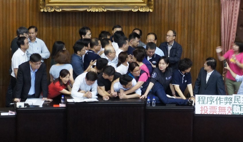 蔣萬安被陳玉珍環抱。 圖:黃建豪/攝