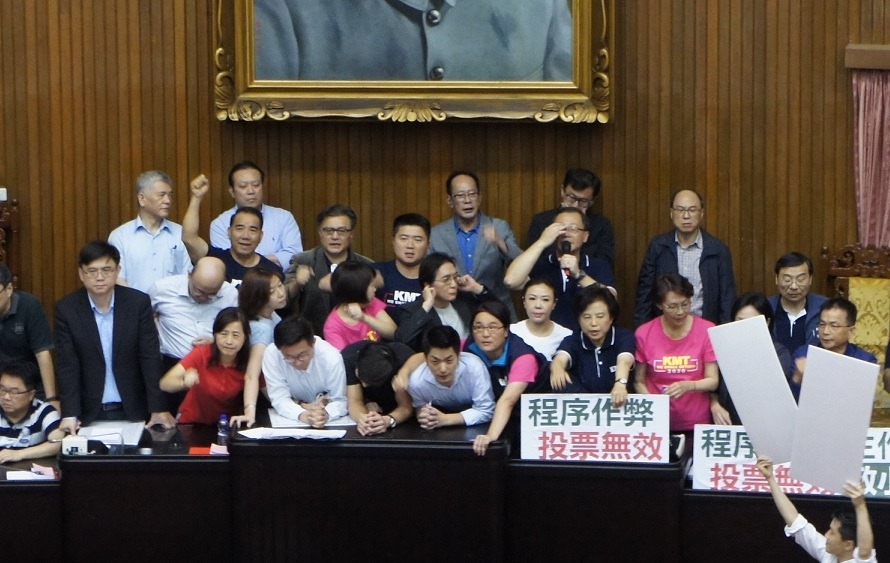 陳玉珍以側躺之姿抱住蔣萬安。 圖:黃建豪/攝