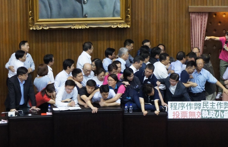 被環抱的蔣萬安低頭發呆。 圖:黃建豪/攝